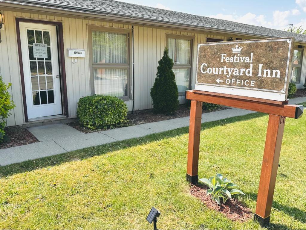 Festival Courtyard Inn Stratford Exterior photo